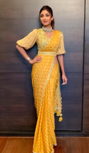 Shilpa Shetty की यह पीली बंधेज की साड़ी और डिजाइनर ब्लाउज साथ में बैल्ट पहन सकती हैं