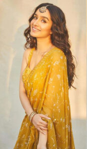 Shraddha Kapoor ने पीले रंग की सिंपल साड़ी पहनी है