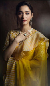 Tamanna Bhatia ने इस तस्‍वीर में पीले रंग की प्लेन फ्रिल साड़ी
