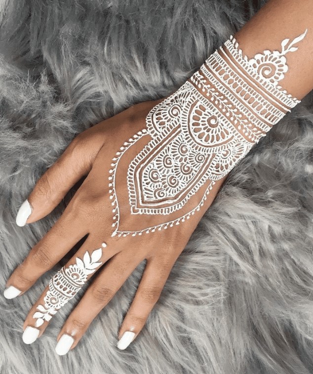 मेहंदी डिजाइन: बेहद खूबसूरत सफेद मेहंदी डिजाइन आपके हाथों को देगी अनोखा और सुंदर लुक, कृपया डिजाइन देखें